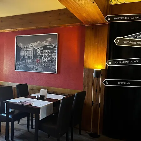 ホテル Henblas 3*